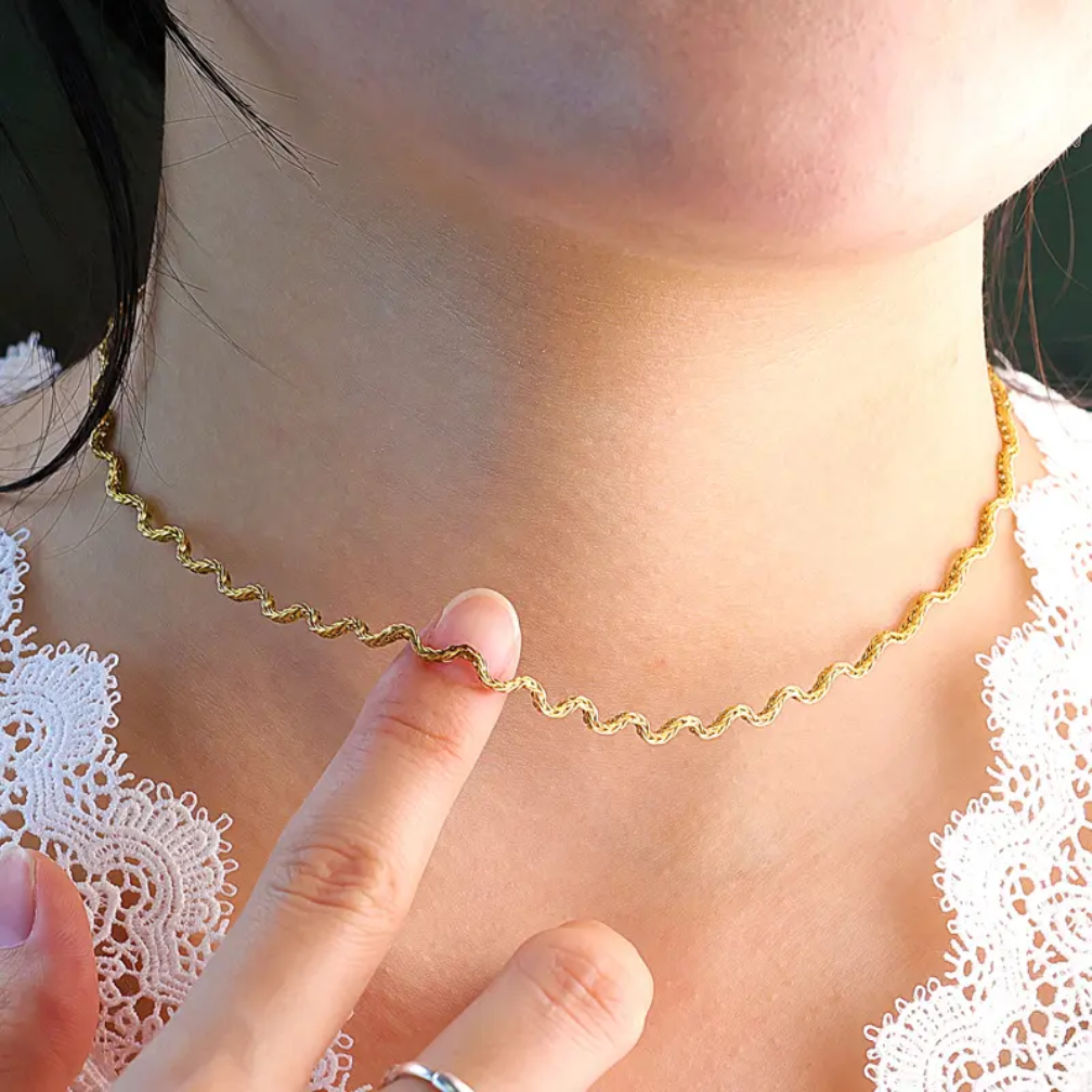 Curvy Necklace