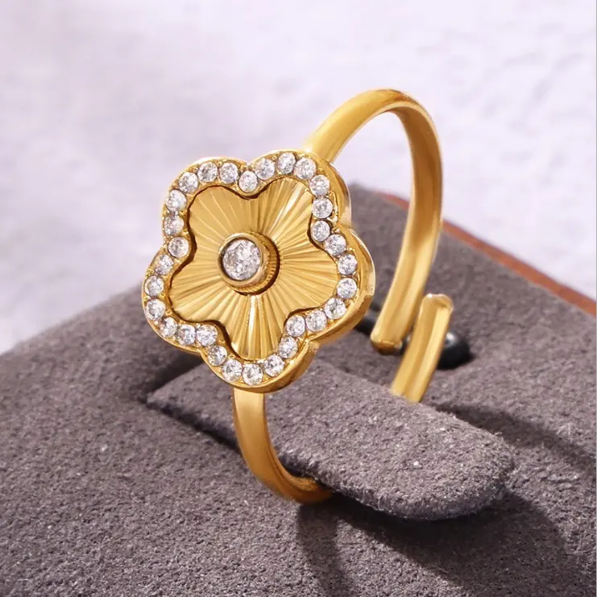 Clover Ring